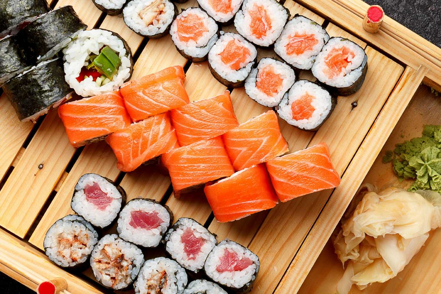 sushi na drewnianej desce