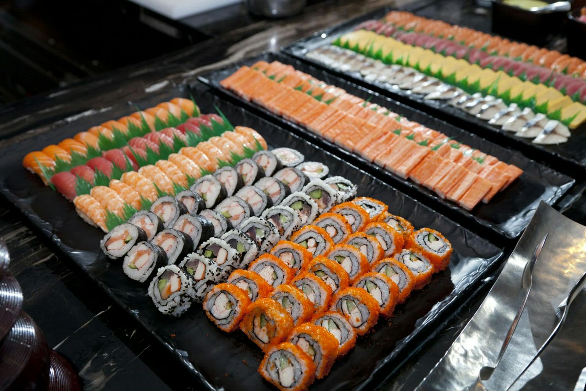 różne sushi