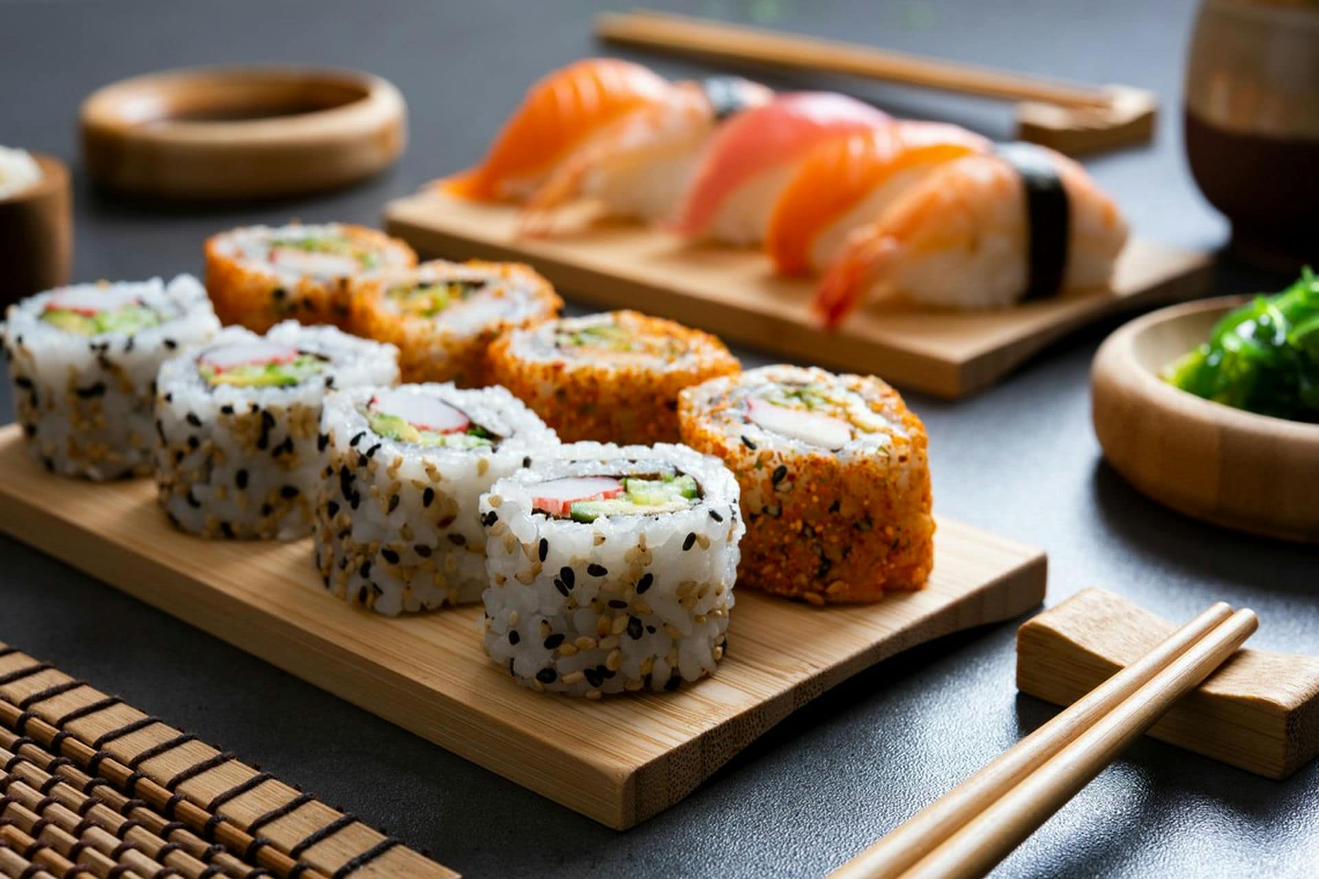 zestaw sushi na bambusowym talerzu